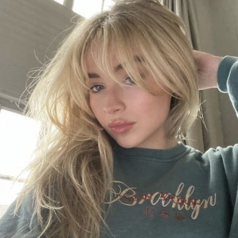 2021 Sabrina Carpenter photo by hairstylist Laurie Heaps. Caption: Who wants Bardot bangs? Note: Brigitte Bardot is a famous French actress and singer. Looks Pinterest, Dream Hair, Sabrina Carpenter, Hair Looks, Hair Goals, Blue Eyes, New Hair, Hair Inspo, Balayage