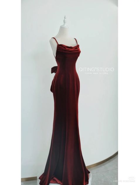 Red Corset Wedding Dress, Old Hollywood Dress Gowns, Dark Red Dress Long Elegant, Old Hollywood Prom Dresses, Old Hollywood Dress, Hollywood Gowns, Royalty Dress, Elegant Red Dress, Met Gala Dresses