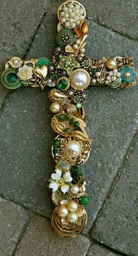 Old Jewelry Crafts, Costume Jewelry Crafts, Vintage Jewelry Ideas, Vintage Jewelry Repurposed, Jewelry Christmas Tree, Cross Crafts, Motifs Perler, Vintage Jewelry Crafts, Wall Cross