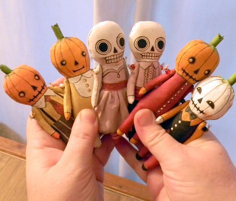 Blog about creating art. Sculpture, painting, doll making, sewing. Creativity. <meta name="robots" content="NOODP"> Draw Halloween, Halloween Dolls, Adornos Halloween, Primitive Halloween, Halloween Time, Vintage Halloween Decorations, Halloween Doll, Halloween Trees, Halloween Ornaments