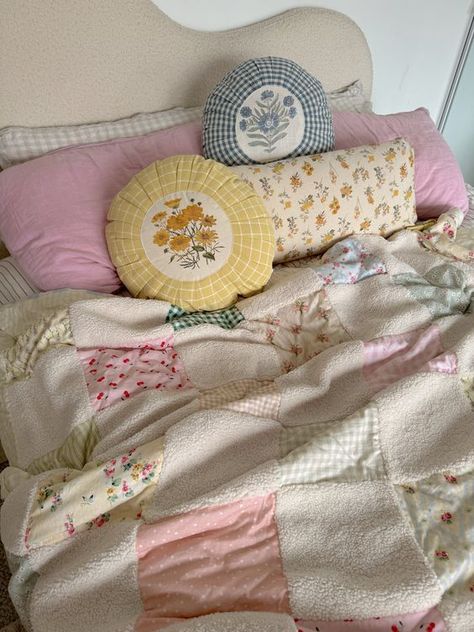 Cute Throw Blanket, Single Bed Styling, Copenhagen Room Aesthetic, Cute Blankets Aesthetic, Room With White Walls, Kid Bedding, Blanket Inspiration, Throw Pillow Bed, Blanket Sewing