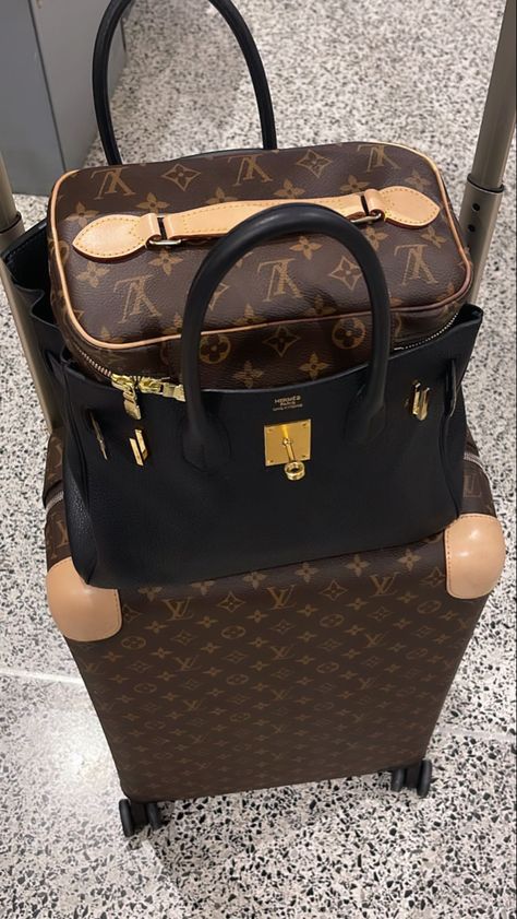 louis vuitton Luxury Luggage, Travel Pictures Poses, Rich Girl Lifestyle, Vacation Mood, Luxury Lifestyle Dreams, Luxury Purses, Fancy Bags, Money And Happiness, Luxury Life