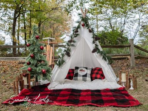 Tepee Christmas Photoshoot, Christmas Tipi Photo, Christmas Photo Session Outdoor, Christmas Photography Set Up Outdoor, Christmas Backdrops For Photos Outdoors, Tee Pee Christmas Photo Shoot, Teepee Tent Christmas Photoshoot, Christmas Camping Photoshoot, Tent Pictures Photo Shoot