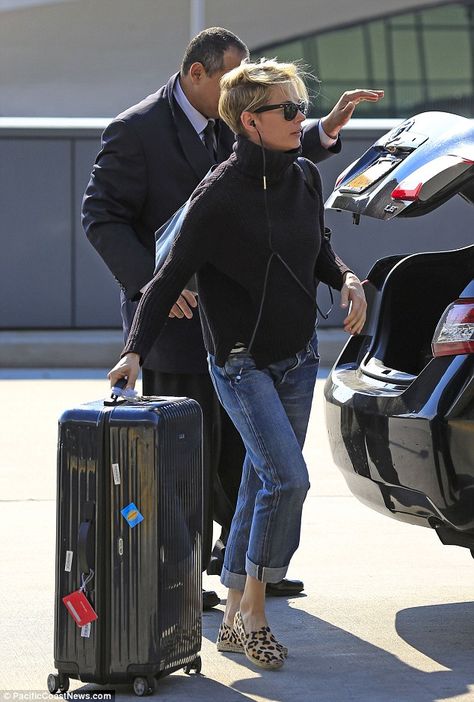 Casual and comfortable: Michelle donned a pair of straight leg blue jeans, that she casually rolled up at the ankle, with a roll necked black sweater and a pair of espadrilles Michelle Williams Style, Leopard Espadrilles, Celebrity Airport Style, Celebrity Travel, Michelle Williams, Travel Outfits, Black Turtleneck, Mode Inspo, Airport Style