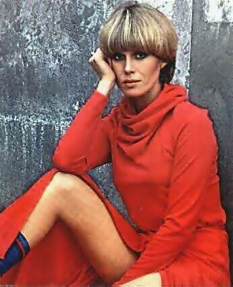 Joanne Lumley, 70s Beauty, The New Avengers, Avengers Girl, James Bond Girls, Avengers Film, Emma Peel, Joanna Lumley, Legs Outfit