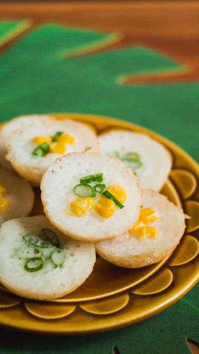 These Thai coconut rice pudding pancakes are so crispy, creamy and addicting. Pudding Pancakes, Thai Coconut Rice, Thai Breakfast, Thai Recipes Dessert, Coconut Rice Pudding, Coconut Pancakes, Sweet Rice, Coconut Pudding, Chinese Dumplings