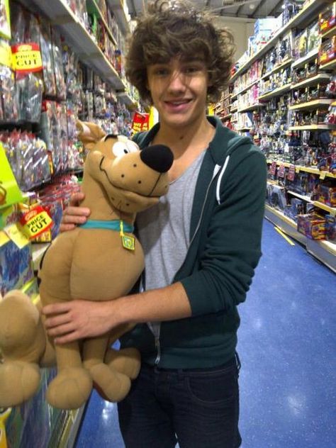 Awww this is honestly too cute and adorable!! Liam with a big stuffed Scooby-Doo plush toy! I love it!! Lol <3 Four One Direction, One Direction Images, One Direction Photos, Liam James, Frat Boy, One Direction Pictures, I Love One Direction, 1 Direction, Pop Rock