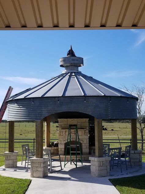 Silo Gazebo Backyards, Outdoor Silo Gazebo, Cement Silo Ideas, Grain Bin Pool House, Grain Bin Gazebo Ideas, Silo Pavilion, Grain Bin Gazebo Backyard Ideas, Binzebo Ideas, Grain Silo Gazebo