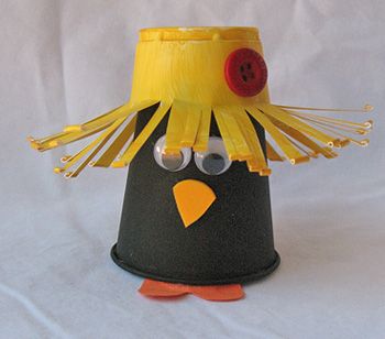 easy kids crafts Scarecrow Crafts, Kids Fall Crafts, Fun Fall Crafts, Cup Crafts, Daycare Crafts, Fall Crafts For Kids, Autumn Crafts, Fall Projects, Classroom Crafts