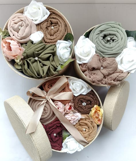 Hijab Gift Bouquet Hijab Party Ideas Decoration, Hijab Box Design, Islamic Outfits For Women, Islamic Outfits, Hijab Bouquet, Hijab Gift, Khimar Hijab, Exploding Gift Box, Pretty Gift Wrapping Ideas