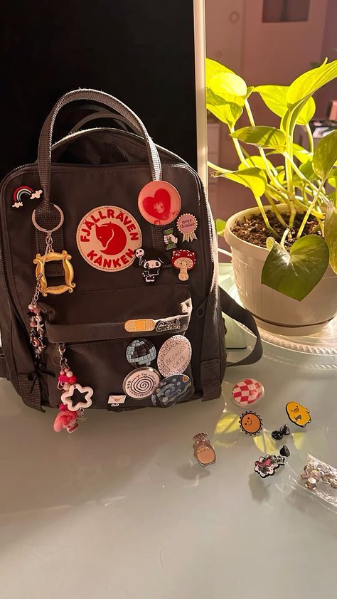 Kanken Bag Aesthetic, Kanken Backpack Aesthetic, Erica Core, Diy Backpack Decoration, Kanken Aesthetic, Dream Backpack, Bags Charms, Kanken Bag, Stationary Bag