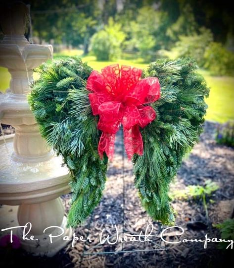 Diy Grave Blankets, Graveside Decorations, Cemetary Decorations, Memorial Plants, Pine Cone Christmas Decorations, Diy Valentines Day Wreath, Gravesite Decorations, Grave Flowers, Cemetery Decorations