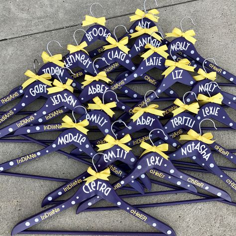 Cheerleader Competition Signs, Cheerleader Spirit Ideas, Cheer Uniform Hangers Diy, Cheer Hangers Diy, Cheer Hangers, Team Gifts Cheerleading, Cheer Camp Room Decorations, Cheer Crafts Diy, Dance Team Party Ideas