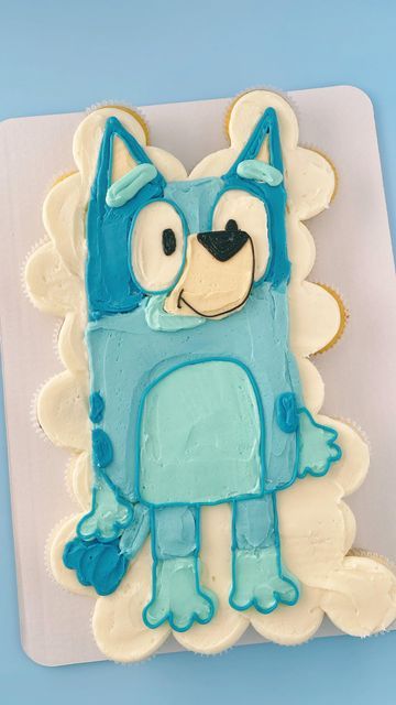 Bluey Bingo Pull Apart Cupcakes, Bluey Character Pancakes, Bluey Cupcake Pull Apart Cake, Bluey Cupcake Pull Apart, Bluey Cupcake Cake Ideas, Bluey Pull Apart Cupcakes, Bluey Themed Cupcakes, Bluey Cupcake Cakes, Bluey Cupcake Cake