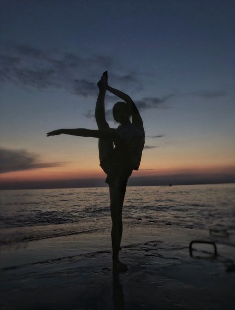 Dance Beach Photoshoot, Sunset Dance Photography, Ballet Beach Photography, Dance Beach Photography, Dance On Beach, Beach Dance Photography, Flexible Poses, Beach Gymnastics, Gymnastics Wallpaper