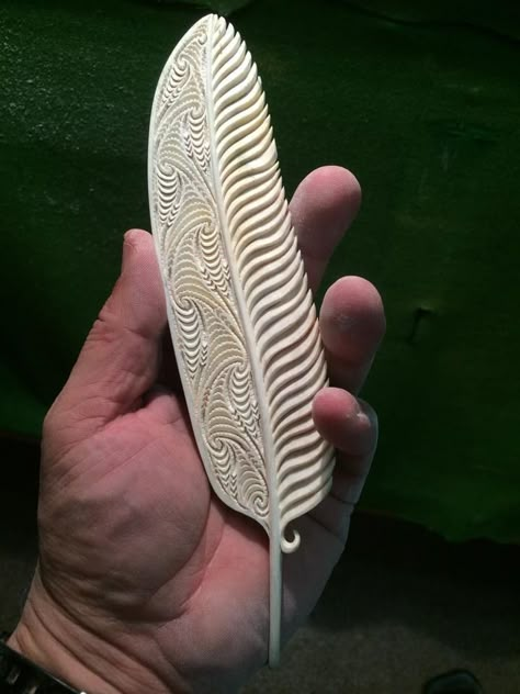 Carved Wooden Feathers, Wood Carving Inspiration, Maori Bone Carving, Stone Carving Ideas, Maori Carving, Wood Whittling, Wooden Feather, Antler Carving, Dremel Carving