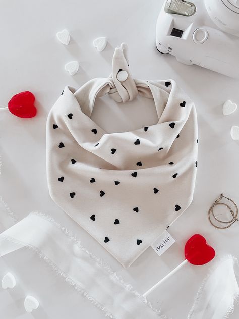 Minimalist heart dog bandana Dan Zaljubljenih, Bandana Diy, Dog Bandana Diy, Bandanas Diy, Handmade Dog Accessories, Dog Bandanna, Valentines Day Dog, Black And White Heart, Dog Products