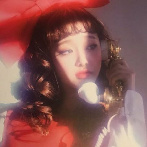 chuu album scan icon loona A Woman, Twitter, Red