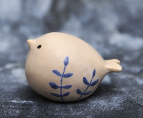 Bird Air Dry Clay, Bird Ceramics Ideas, Bird Pottery Ideas, Pottery Birds Ideas, Ceramic Birds Pottery, Air Dry Clay Birds, Bird Clay, Birds Sculpture, Pottery Birds