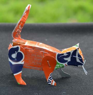 Cat made of soda can, lets do PBR instead Soda Can Upcycle Ideas, Soda Can Ideas, Aluminium Cans Crafts, Soda Cans Crafts, Cat Food Cans Crafts, Soda Can Art Sculptures, Soda Can Sculpture Ideas, Soda Can Flower Pot, Aluminum Can Art