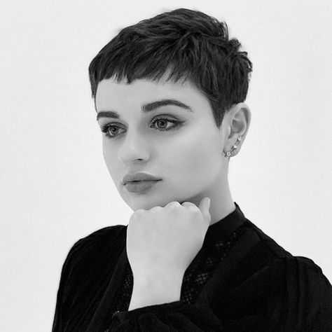 Joey King on Instagram: “🧚🏻‍♀️pixie dust” Kort Bob, Undercut Hairstyles Women, Pixie Haircut Styles, Short Shag Haircuts, Short Shag Hairstyles, Short Shag, Super Short Hair, Shag Hairstyles, Joey King