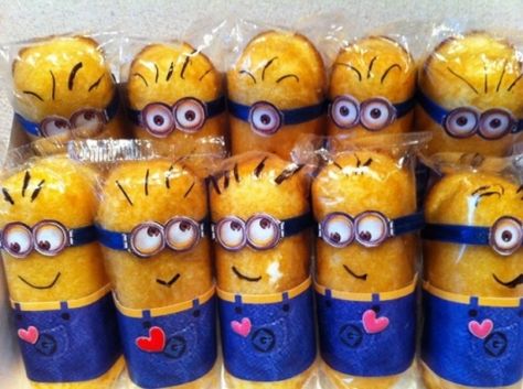 Minion twinkies - 25+ minion party ideas - NoBiggie.net Twinkie Minions, Minion Twinkies, Draw Mouth, Papa Tag, Despicable Me Party, Minion Birthday Party, Minion Birthday, Minion Party, School Treats