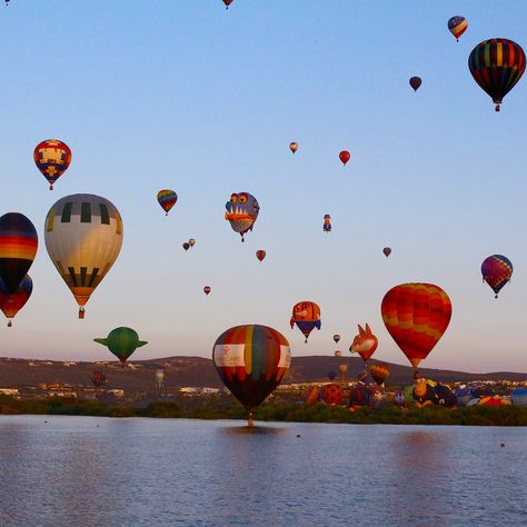 "Paisajes en el aire - Cada año se celebra el Festival Internacional del Globo, donde más de 200 globos aerostáticos vuelan por los aires, ofreciendo un espectáculo inolvidable. León, Guanajuato." Inspirational Tattoos, Hobbies, Vision Board, Festival, Collage, Tattoos, Pins, Guanajuato