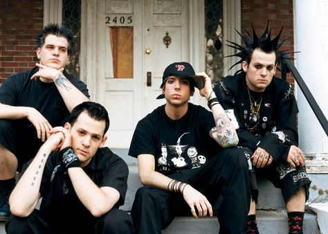 Good Charlotte! I used to have this poster in my room, they were my favorite band for YEARS. I loveloveloved Benji Madden Good Charlotte Band, Charlotte Wallpaper, Good Charlotte, 30 Seconds To Mars, Punk Rock Fashion, Asking Alexandria, Punk Bands, Old Glory, Band Posters