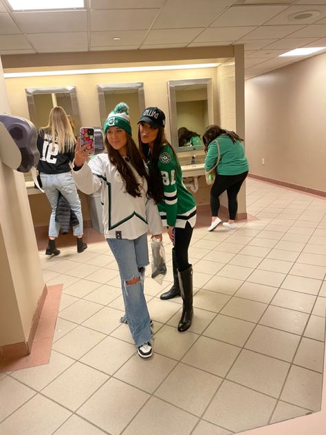 Stars Hockey Game Outfit, Outfits With Hockey Jerseys, Women’s Hockey Game Outfit, Hockey Game Outfits For Women Aesthetic, How To Style A Hockey Jersey, Nhl Hockey Game Outfit Women, College Hockey Game Outfit, Hockey Game Outfits For Women Jersey, Ice Hockey Game Outfit Women