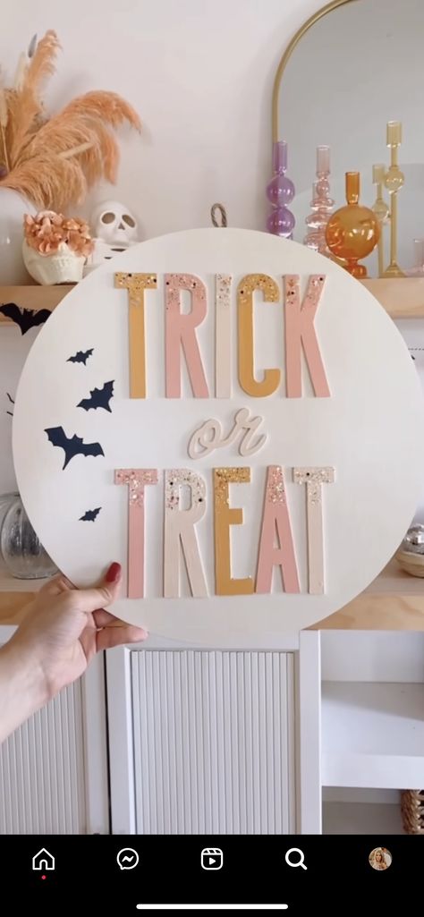 Halloween Sign Ideas, Outdoor Decorations Halloween, Ideas To Paint, Halloween Signs Diy, Trick Or Treat Sign, Halloween Tattoo, Cricut Halloween, Whimsical Halloween, Halloween Outdoor