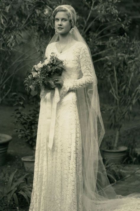 1930's vintage bride 1930s Wedding Dresses, 1930 Wedding, Look Gatsby, 1930s Wedding Dress, 1930s Wedding, 1930s Style, Wedding Dresses Uk, Vintage Brides, Vintage Wedding Photos