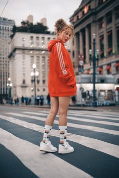 Urban Photography Women, Casual Street Photoshoot, Teenager Photoshoot Ideas, Street Poses Photoshoot Ideas, Urban Photoshoot Women, Alter Ego Photoshoot, Street Style Poses, Modeling Poses For Beginners, Urban Poses