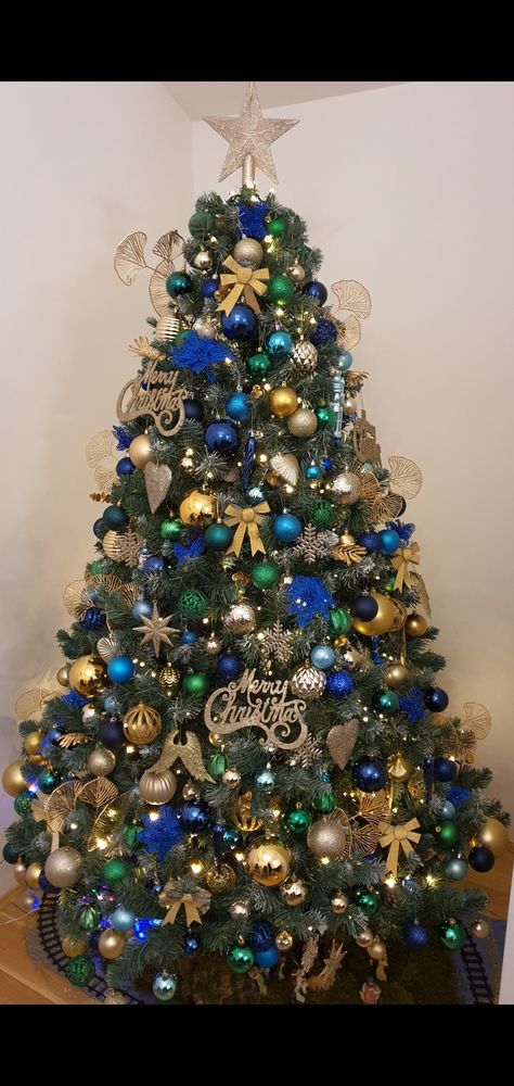 Christmas Tree Ideas Blue And Green, Blue And Green Christmas Tree Decor, Blue Green Gold Christmas Tree, Blue Green And Gold Christmas Decor, Blue Gold And Green Christmas Tree, Green Blue Gold Christmas Tree, Blue And Green Christmas Tree Ideas, Blue Green Gold Christmas Decor, Blue Green And Gold Christmas Tree