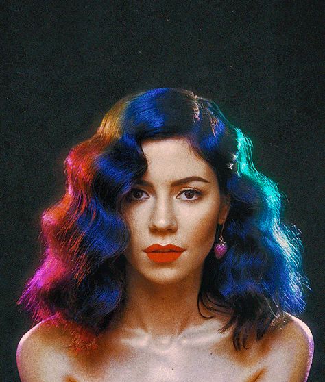 Marina and the Diamonds (this gif is too cool) Stile Kendall Jenner, Loretta Lynn, Alan Jackson, Marina And The Diamonds, Shania Twain, Cyndi Lauper, George Strait, Colorful Hair, Selena Quintanilla