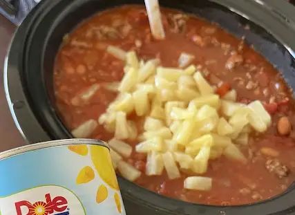 Pineapple Chili Recipe, Pineapple Chili, Meatless Chili, Classic Chili Recipe, Classic Chili, Crockpot Chili, Pineapple Recipes, Spicy Chili, Chili Recipe