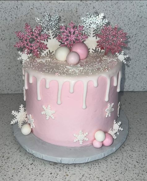 Snowflake Gender Reveal Cake, Pink Christmas Cake, Winter Themed Cake, Cakes Christmas, Winter Wonderland Cake, Snowman Cake, Gender Reveal Themes, Baby Shower Cakes Girl, Gender Reveal Cake