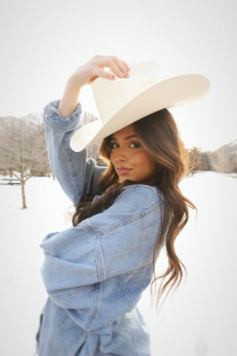 Cowgirl Christmas Photoshoot, Colorado Western Aesthetic, Western Snow Photoshoot, Cowgirl Photoshoot Ideas Studio, Winter Cowgirl Aesthetic, Cowgirl Hat Poses, Cowgirl Hat Photoshoot, Western Winter Photoshoot, Winter Western Photoshoot