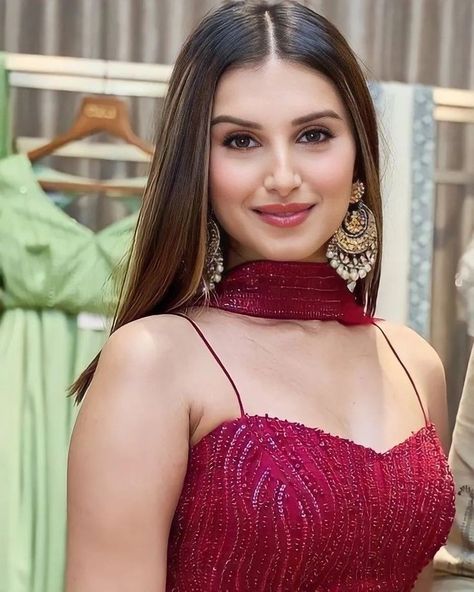 Tara Sutaria Outfits, Makeup Poses, Nidhi Shah, Dolls Makeup, Hot Dp, Lehenga Hairstyles, Tara Sutaria, Ideal Girl, Indian Aesthetic