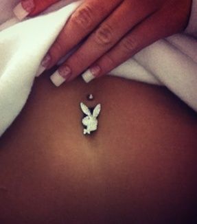 Playboy bunny belly ring. Navle Piercing, Piercing Eyebrow, Cute Belly Rings, Bellybutton Piercings, Belly Button Piercing Jewelry, Belly Piercing Jewelry, Belly Piercing Ring, Belly Button Jewelry, Cool Piercings