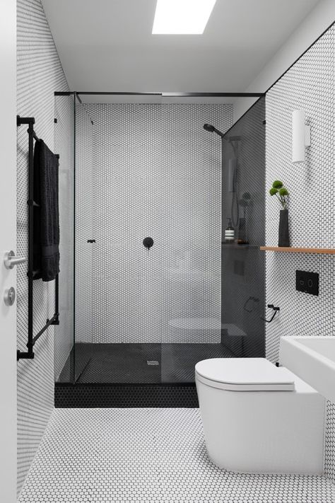 New Aesthetic Alert! 15+ White Tiles with Black Grout Ideas White Penny Tile Black Grout, Black Penny Tile Shower Floor, Black And White Shower Ideas, Black And White Shower Tile Ideas, White Penny Tile Bathroom, Black Penny Tile, Penny Tile Bathroom, Penny Tiles Bathroom, Penny Tiles