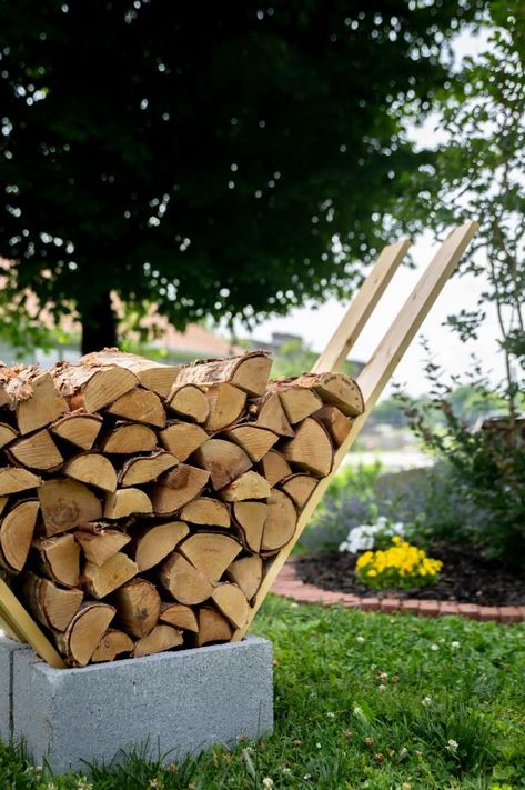 Cinderblock Fence Ideas, Fence Ideas Diy, Cinder Blocks Diy, Firewood Storage Outdoor, Stacking Wood, Cinder Block Garden, Tiered Planter, Cement Blocks, Firewood Rack