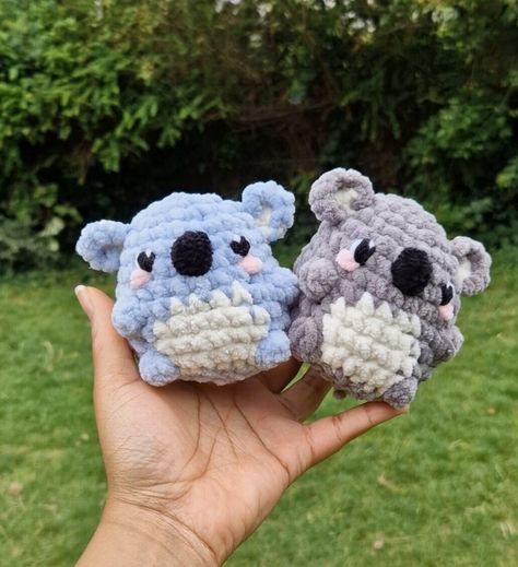 Adorable little balls of love 🌸 Handmade 🌸 🌸 Soft and fluffy wool certified OEKO-TEX 🌸 🌸 Crocheted eyes 🌸 Crochet Animals Pre Made, Cute Crochet Toys, Grey Crochet Plushies, Crochet Cute Amigurumi, Free Koala Crochet Pattern, Crochet Koala Pattern, Koala Bear Crochet, Crochet Koala Keychain, Crochet Koala