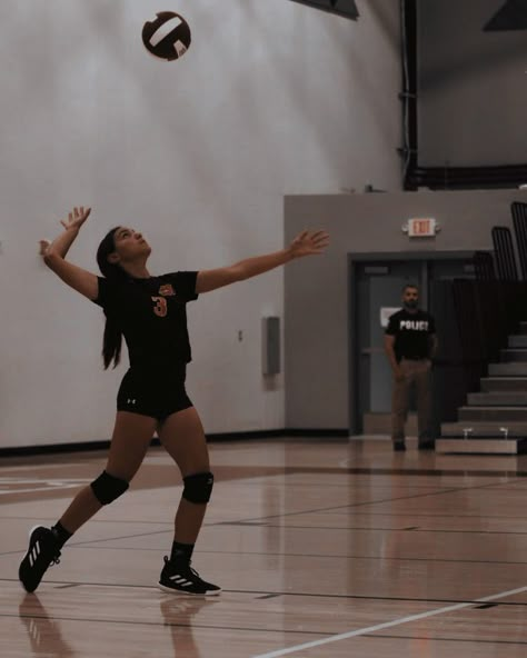 Volleyball Aesthetic Black, Volleyball Wallpaper, Volleyball Poses, Volleyball Net, Volleyball Inspiration, Volleyball Tips, Vision Board Pictures, Cute Nike Outfits, Sport Volleyball