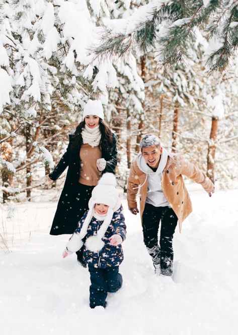 Family Christmas Pictures Snow, Snow Photoshoot Family, Family Snow Photoshoot, Family Snow Pictures, Snow Family Photoshoot, Winter Family Pictures Outfits Outdoor, Family Photo Snow, Snow Family Photos, Snowy Family Photos