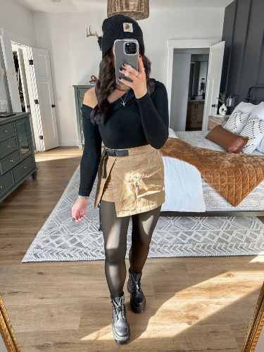 Lined Tights Outfit, Edgy Girl Aesthetic, Cargo Skirt Fit, Alternative Concert Outfit, Cargo Skirt Outfit Ideas, Cargo Mini Skirt Outfit, Concert Outfit Ideas Fall, Platform Doc Martens Outfit, Outfit Ideas Cargo