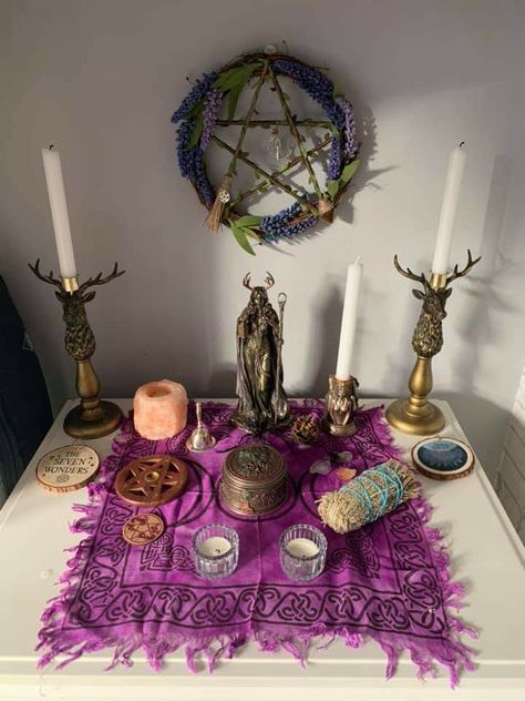 Altar Set Up Witchcraft, Altar For Hecate, Altar Arrangement Witchcraft, Small Altar Ideas Witch, Altars Witchcraft, Hecate Altar Ideas, Alters Spiritual Ideas, Witchcraft Altar Ideas, Witch Living Room