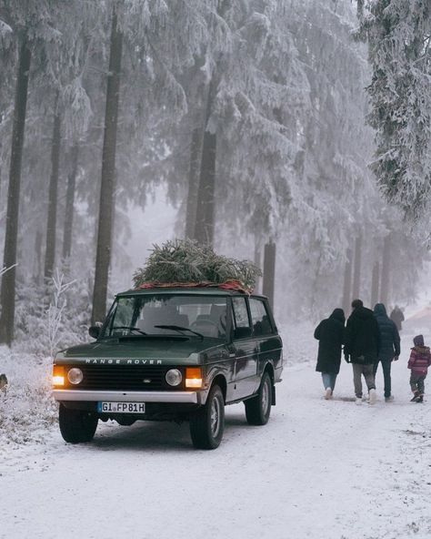 Range Rover Classic, Land Rovers, British Cars, English Countryside, Winter Aesthetic, Christmas Aesthetic, Land Rover Defender, Classic Christmas, Range Rover