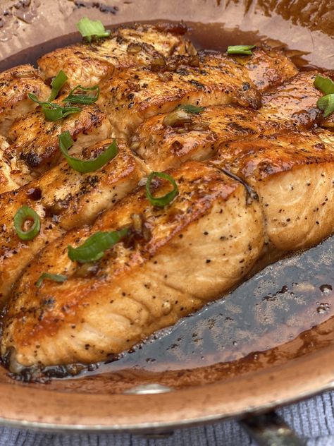 Sweet teriyaki sauce made from mirin, soy sauce, and brown sugar glazes over tender, juicy pieces of pan-seared salmon. Fish Soups, Sweet Teriyaki Sauce, Salmon Teriyaki Recipe, Lemon Spaghetti, Apartment Meals, Asian Stir Fry, Teriyaki Salmon, Pan Seared Salmon, Seared Salmon