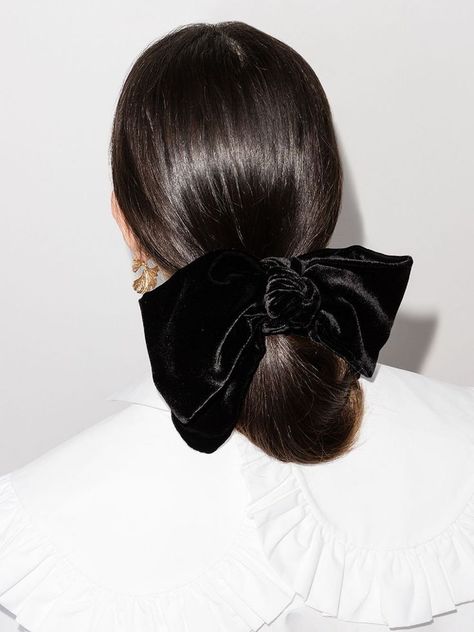 This oversized hair clip is made of black velvet. This bow clip for women is ready to give you a special touch for every outfit. #velvet #bow #hairclip Hair Clip Black, Instagram Baddies, Edgy Bridal, Knot Hair, Bow Hairstyle, Jennifer Behr, Canva Elements, Business Hairstyles, Bow Knot