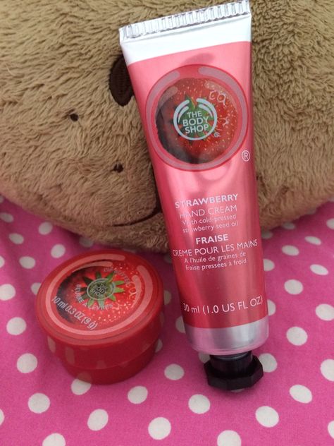 Body Shop Strawberry, Body Shop Products, Moisturizing Hand Cream, Selfcare Tips, Junk Ideas, Strawberry Seed, Make Up Natural, Beauty Bath, Lip Butter